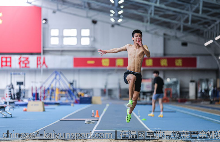 在温网草地赛场莱巴金娜激情发球点燃全场
